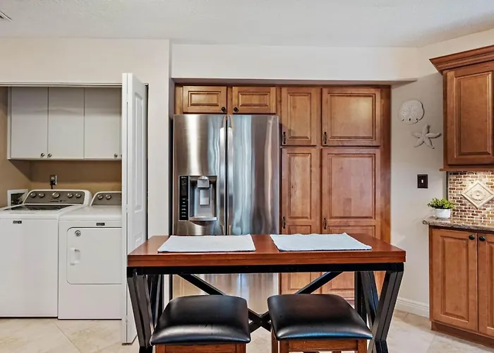 Gorgeous Updated 2 Bedroom Lake View Unit In