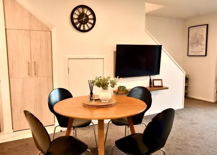 Cosy Townhouse Close To Wolfbook Arena One Km Away From Railway Station With Rare Onsite Ev Car Park