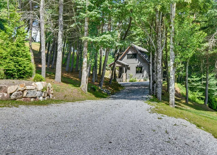 Screened Porch + Yard: Mountain Home By Hiking!