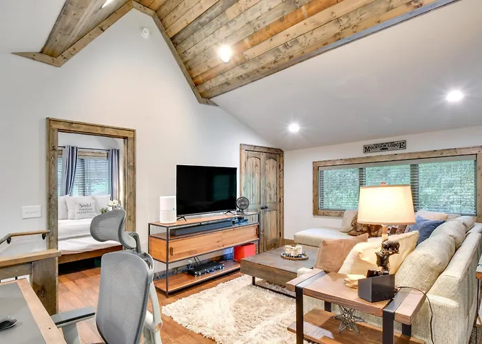 Screened Porch + Yard: Mountain Home By Hiking!