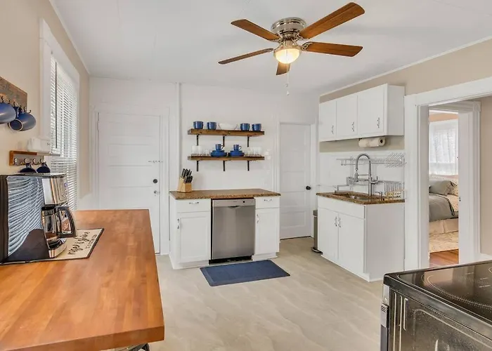 West Hartford Center: Cozy New England Apartment