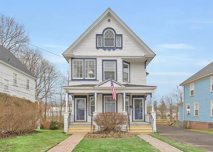 West Hartford Center: Cozy New England Apartment