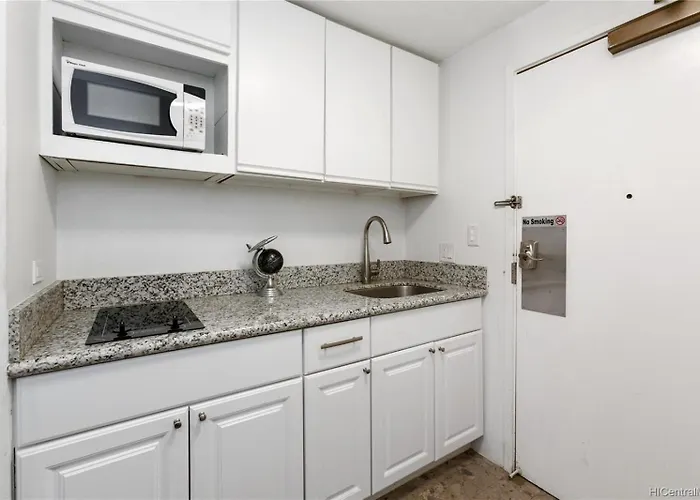 Waikiki Studio Steps To Beach-Mall Free Parking-Wifi