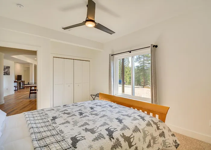 2 Mi To Lake: Stunning Twin Lakes Home W/ Deck