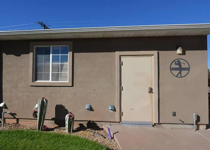 Tacit Shadow Resort Aviator Queen Suite, Gym, Coffee Bar, Hot-Tub, Free Laundry, Food Available