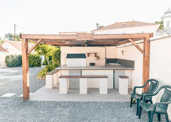 Reve D'Azur: Beachfront Villa with Shared Pool and BBQ Terrace