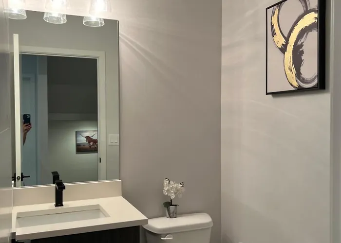 Modern Town House, 3-Bedrooms Home Private Parking