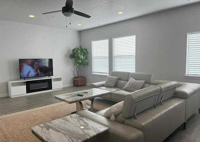 Modern Town House, 3-Bedrooms Home Private Parking