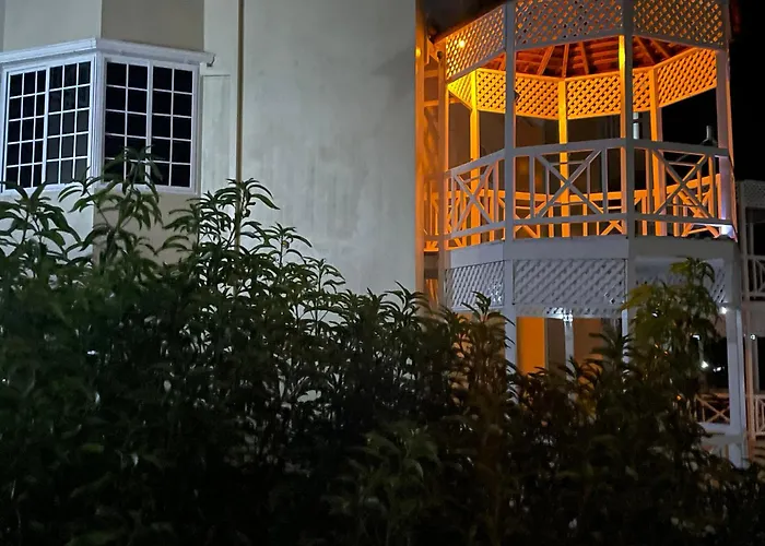 Oceanbreeze Jamaica Penthouse, 7-Minute Walk To Beach