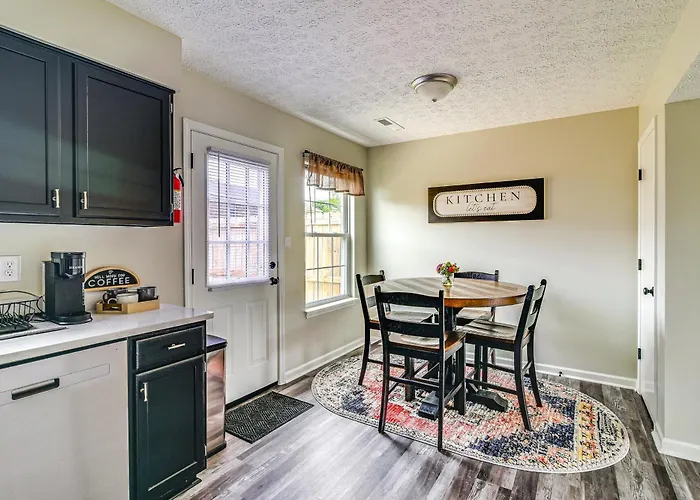 Inviting Bowling Green Escape W/ Smart Tvs!