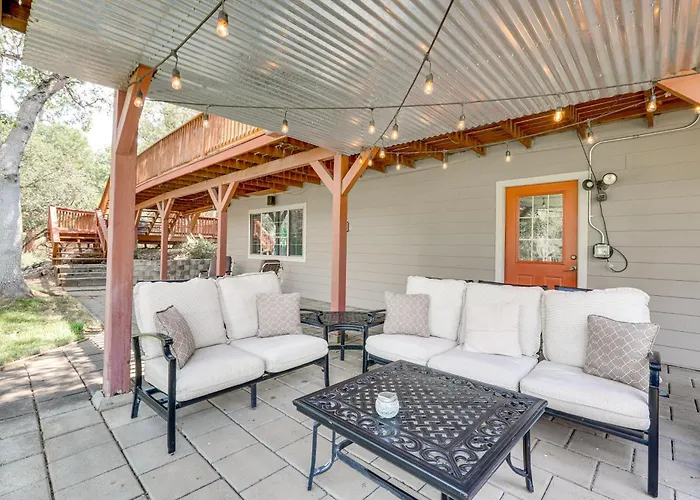 8 Mi To Jacksonville: Oregon Getaway W/ Deck!