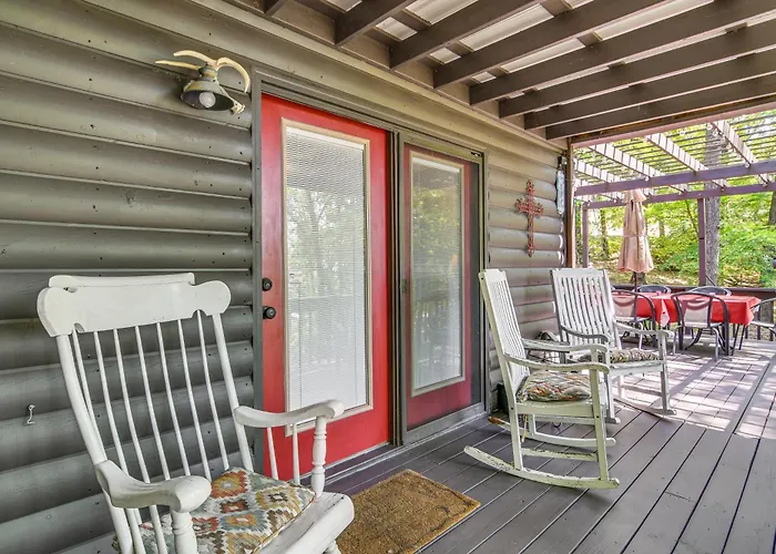 3 Mi To Table Rock Lake: Cabin W/ Fire Pit!