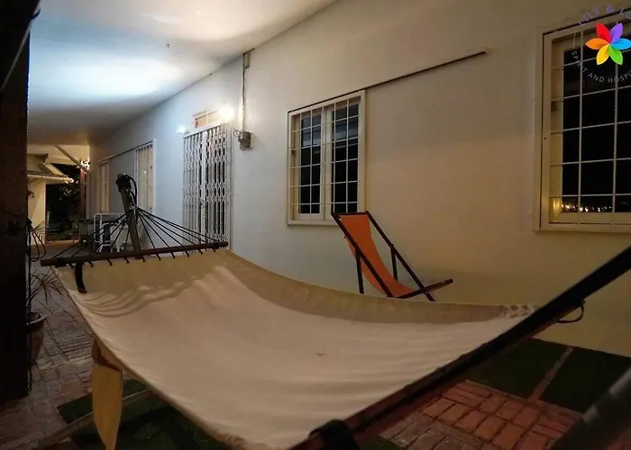 30P White House Retreat - Pool & Event Hall