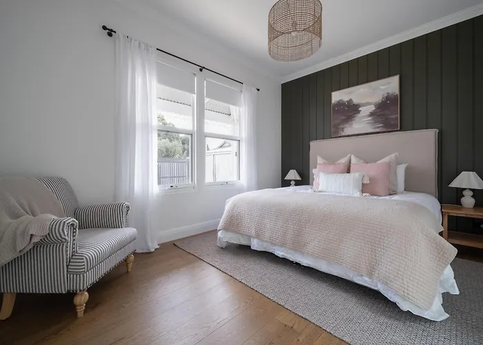 Field Street Cottages 'Studio' - Centrally Located Luxury