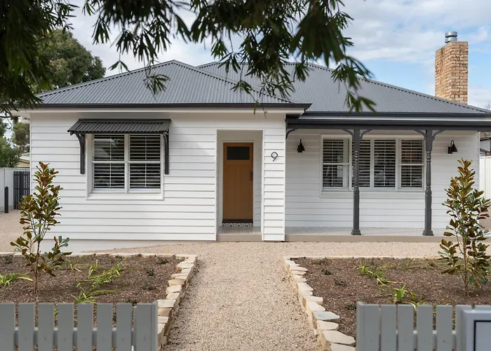 Field Street Cottages - 2 Bedroom House - Centrally Located Luxury
