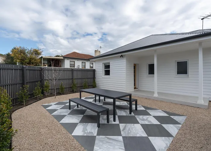 Field Street Cottages - 2 Bedroom House - Centrally Located Luxury