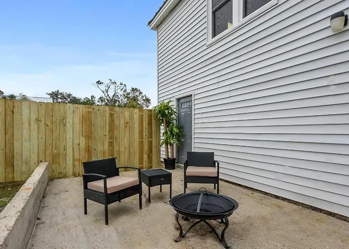 Cozy Cottage By The Sea -Near Downtown With Patio!