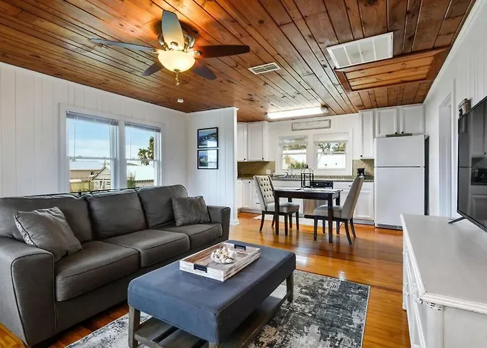 Cozy Cottage By The Sea -Near Downtown With Patio!