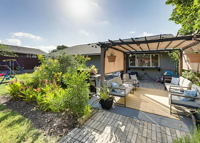 Outdoor Pool & Fire Pit: Modern Austin Home
