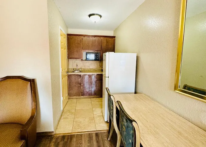 Bostonian Inn & Suites