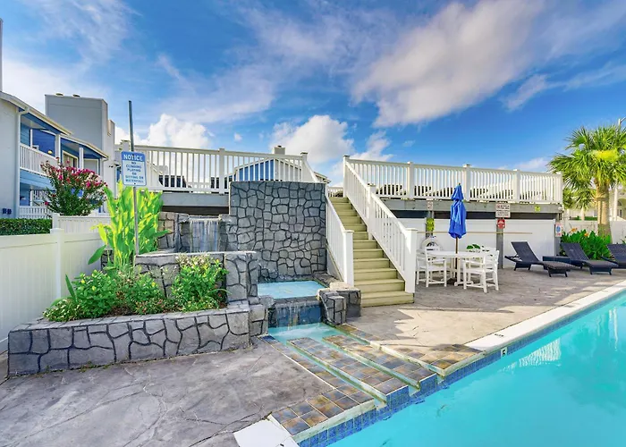 Bay View, Pool Access: Romantic Galveston Retreat!