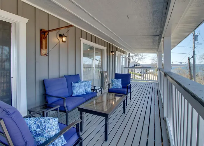 Beautiful Lakeview Home: Near Bull Shoals Lake!