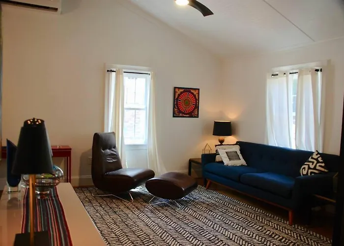 Charming Urban Retreat - Cozy Cottage In Charlotte