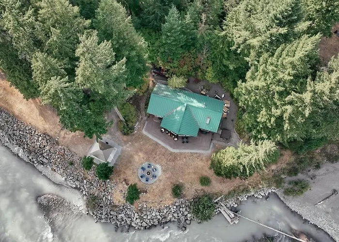 The River House- Riverfront Cabin-Hot Tub, Gazebo!