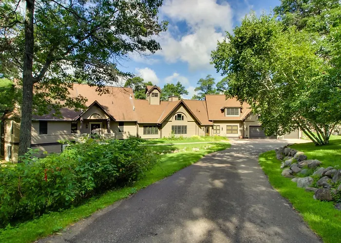 Sprawling Minnesota Home W/ On-Site Lake Access