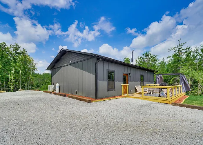 Hot Tub & Mtn Views: Pet-Friendly Englewood Cabin