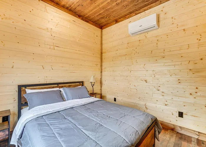 Hot Tub & Mtn Views: Pet-Friendly Englewood Cabin