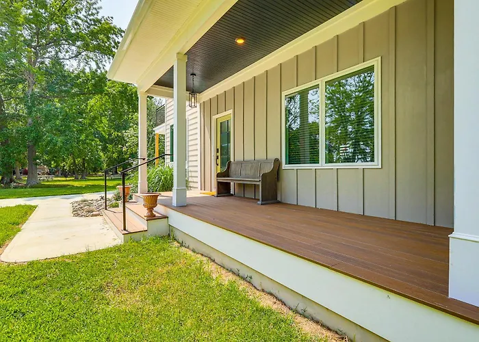 Rock Hall Retreat W/ Balcony Near Park & Marina!
