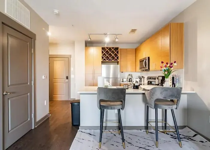 Uptown Stay And Adventures With Pool, Bars & Shops