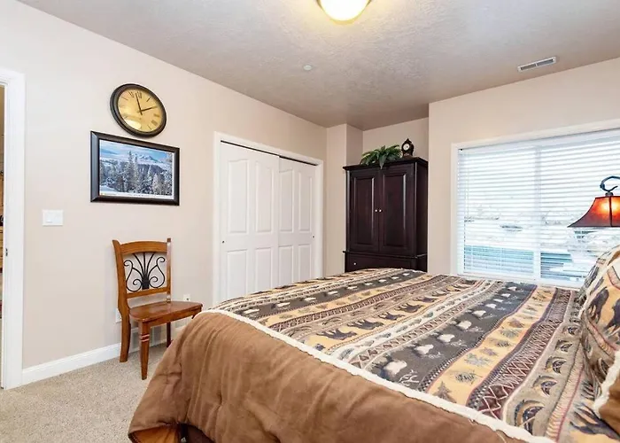 Lakeside Escape 2 Bedroom With Hot Tub