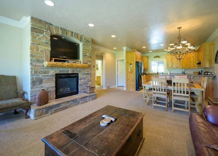 Lakeside Escape 1 Bedroom With Resort Amenities
