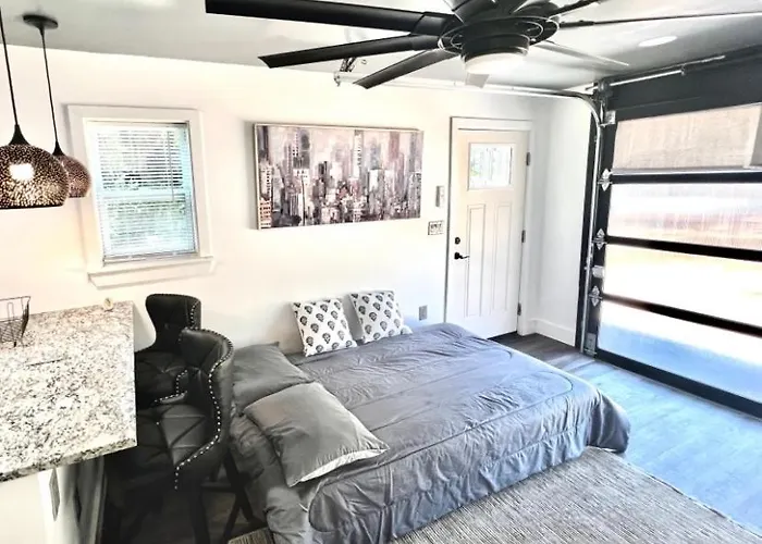 Romantic Chapel Hill Retreat For Two