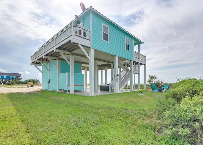 Hot Tub, Beach Access! Bay-View Gilchrist Retreat