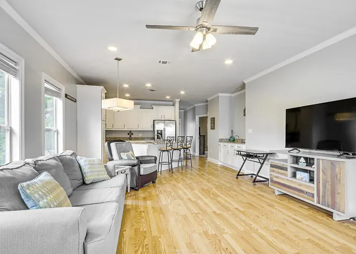 Biloxi Condo W/ Community Pool ~ Half-Mi To Beach!