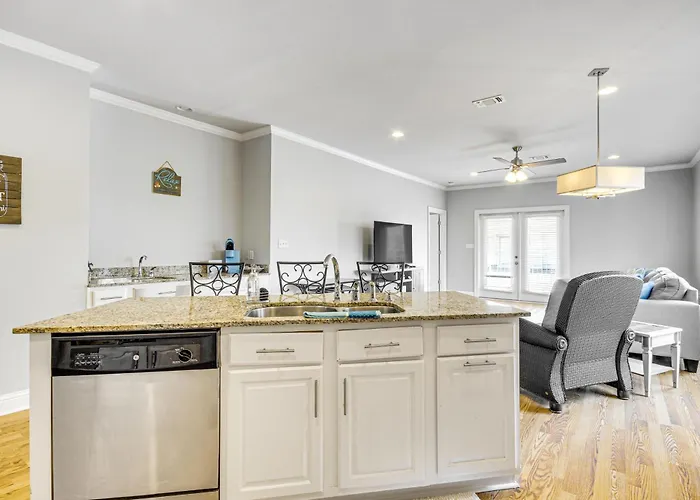 Biloxi Condo W/ Community Pool ~ Half-Mi To Beach!