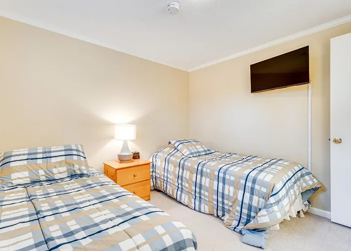 Renovated Ski-In/Ski-Out Peru Condo At Bromley Mtn