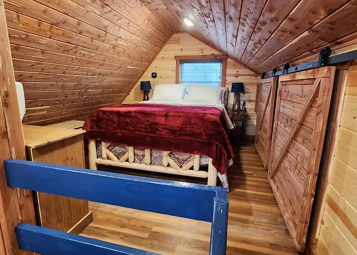 The Windstorm Cabin - Pet-Friendly & A 2-Person Jacuzzi Hot Tub!