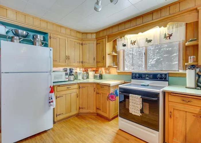 Private Dock + Screened Porch: Echo Lake Cabin