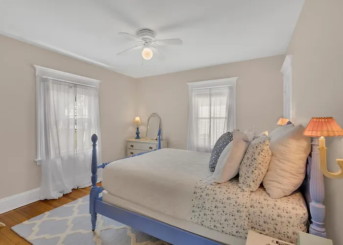Charming New England Home In West Hartford Center
