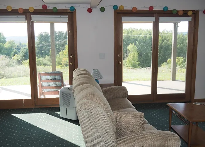 The Hilltop Retreat - Peaceful With Great Views!