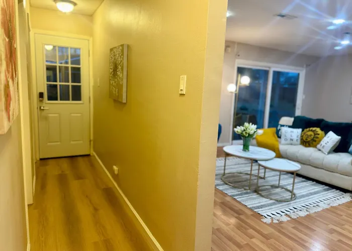 Chic Home With Expansive Backyard- Duplex Back Unit