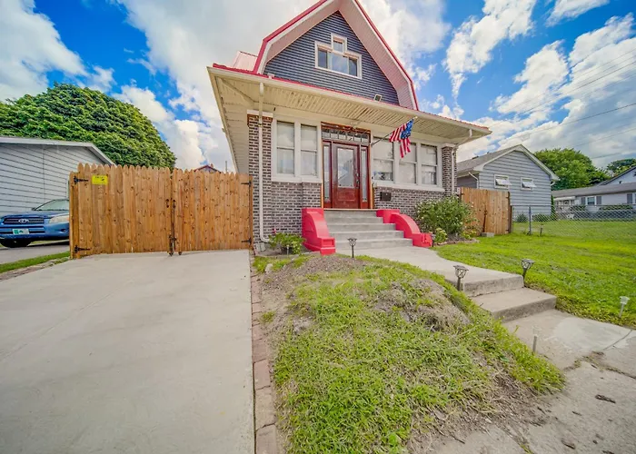 Family-Friendly Home: Walk To Lake Erie!