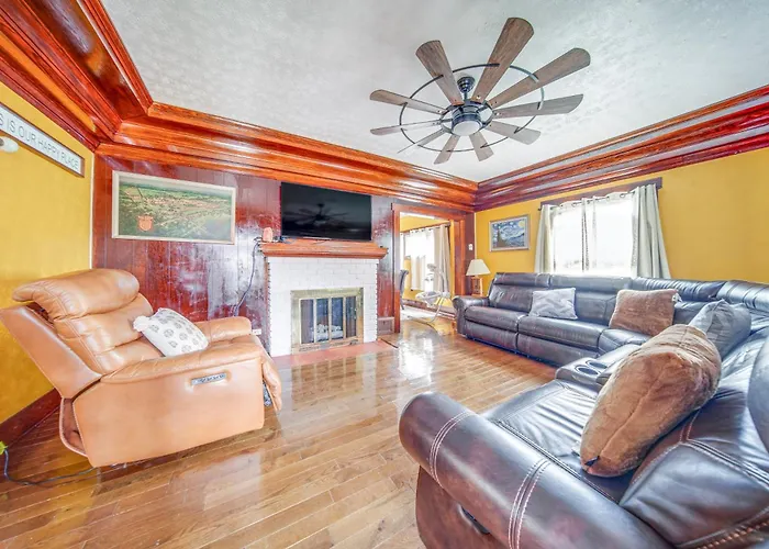 Family-Friendly Home: Walk To Lake Erie!
