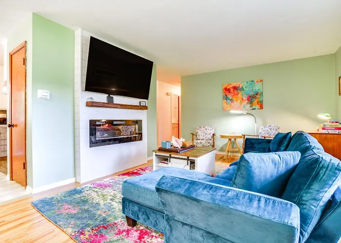 Family-Friendly Cottage Grove Home W/ Fireplace!