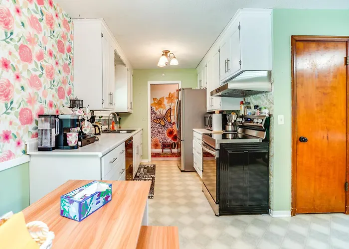 Family-Friendly Cottage Grove Home W/ Fireplace!
