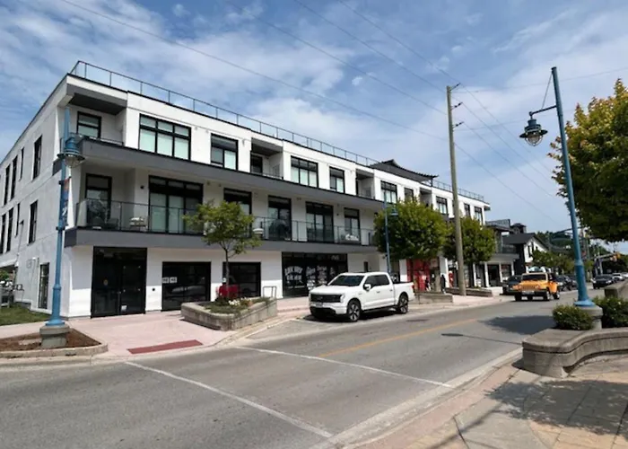 Beachview Getaway At The New Carlyle 306 On The Main Strip In Grand Bend